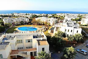 Flat w Shared Pool and Balcony in Kyrenia