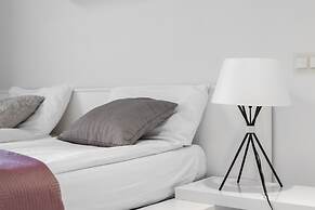 Minimalist Apartment Poznan by Renteres