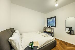 Stylish 3BR Apt with Patio in the City