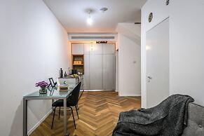 Stylish 3BR Apt with Patio in the City