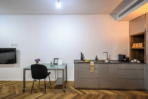 Stylish 3BR Apt with Patio in the City