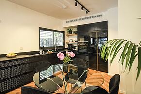 Stylish 3BR Apt with Patio in the City