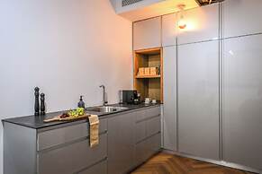 Stylish 3BR Apt with Patio in the City