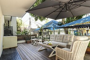 Stylish 3BR Apt with Patio in the City