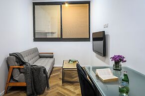Stylish 3BR Apt with Patio in the City