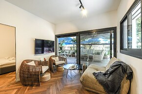 Stylish 3BR Apt with Patio in the City