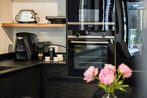 Stylish 3BR Apt with Patio in the City