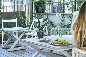 Stylish 3BR Apt with Patio in the City