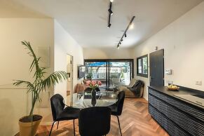 Stylish 3BR Apt with Patio in the City