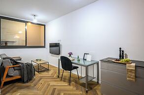 Stylish 3BR Apt with Patio in the City