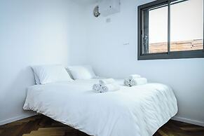 Stylish 3BR Apt with Patio in the City