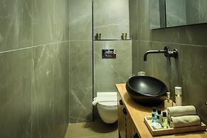 Stylish 3BR Apt with Patio in the City