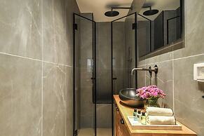 Stylish 3BR Apt with Patio in the City