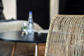 Stylish 3BR Apt with Patio in the City