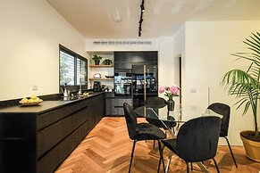 Stylish 3BR Apt with Patio in the City