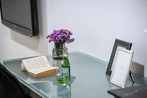 Stylish 3BR Apt with Patio in the City