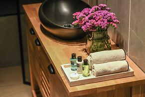 Stylish 3BR Apt with Patio in the City