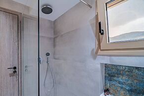 Napoleon Navy Suite 1bd 1ba