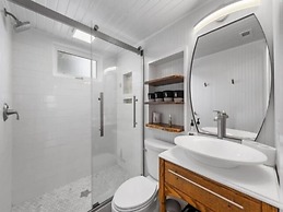 Lil Pearl 2 Bedroom Bungalow by RedAwning