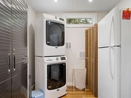 Lil Pearl 2 Bedroom Bungalow by RedAwning