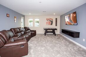 Fantastic Eight Bedrooms SF w/ Screened Pool at Storey Lake Resort 288