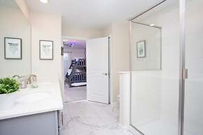 Fantastic Eight Bedrooms SF w/ Screened Pool at Storey Lake Resort 288