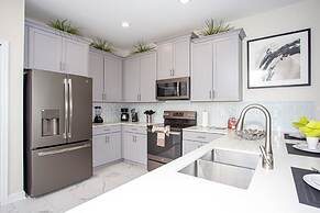 Fantastic Eight Bedrooms SF w/ Screened Pool at Storey Lake Resort 288