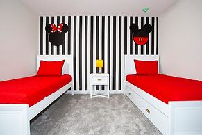 Fantastic Eight Bedrooms SF w/ Screened Pool at Storey Lake Resort 288