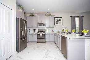 Fantastic Eight Bedrooms SF w/ Screened Pool at Storey Lake Resort 288