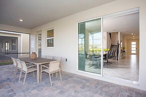 Fantastic Eight Bedrooms SF w/ Screened Pool at Storey Lake Resort 288