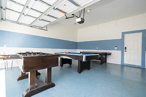 Stunning 5 Bd Home w/ Pool Close to Disney 7420