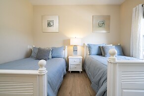 Stunning 5 Bd Home w/ Pool Close to Disney 7420