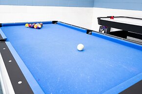 Stunning 5 Bd Home w/ Pool Close to Disney 7420