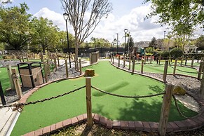 Stunning 5 Bd Home w/ Pool Close to Disney 7420