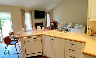 G Cookie's House 3 Bedroom Home by RedAwning