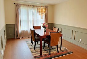 G Cookie's House 3 Bedroom Home by RedAwning