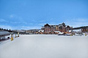 One Ski Hill Retreat 1 Bedroom Condo by Redawning