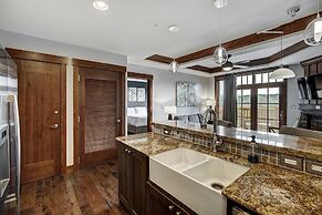 One Ski Hill Retreat 1 Bedroom Condo by Redawning