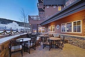 One Ski Hill Retreat 1 Bedroom Condo by Redawning