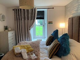 Central Scotland Country Side With Outdoor Bbq Hut