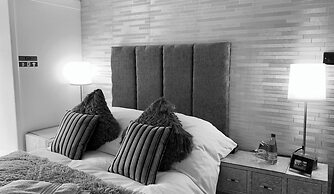 Central Scotland Country Side With Outdoor Bbq Hut