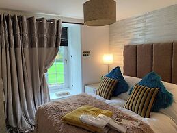 Central Scotland Country Side With Outdoor Bbq Hut