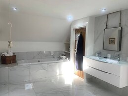 Central Scotland Country Side With Outdoor Bbq Hut