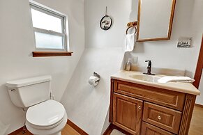 Cozy Cottage Beautiful Views Minutes to Dntwn!