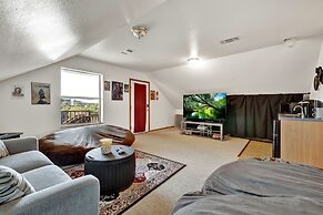 Cozy Cottage Beautiful Views Minutes to Dntwn!