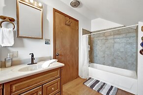 Cozy Cottage Beautiful Views Minutes to Dntwn!