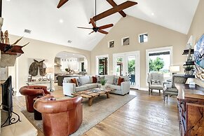 Luxury Homes! With a Pool-jacuzzi-outdoor Kitchen!