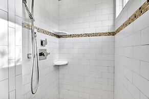 Luxury Homes! With a Pool-jacuzzi-outdoor Kitchen!