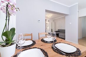 Apartment Gromadzka With A/C by Renters