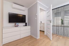 Apartment Gromadzka With A/C by Renters